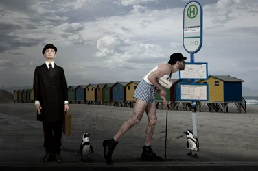 Surrealistiska pingviner på stranden