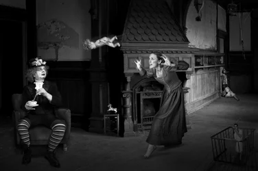 Surrealistiskt mörkt drama