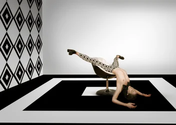 Surrealistisk geometrisk pose
