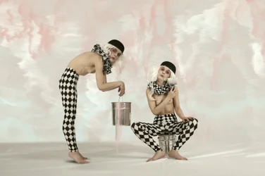 Surrealistiska harlekinfigurer