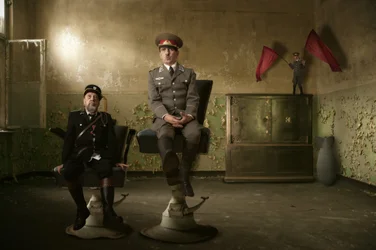 En surrealistisk militärscen