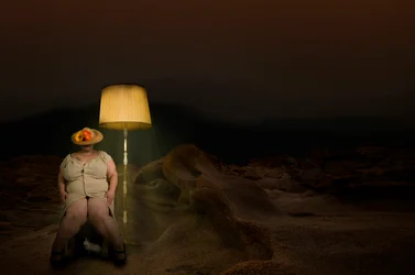 Surrealistisk kvinna med kanin