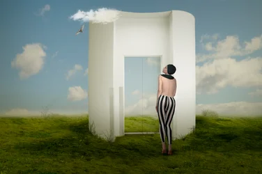 Kvinna vid en surrealistisk portal