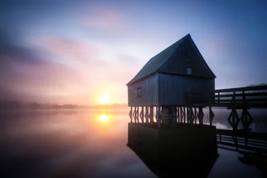 Soluppgång vid Misty Boathouse
