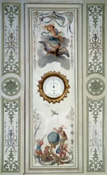Panel av det stora vardagsrummet på Chateau de Champs sur Marne med barometer och kinoserie. Väggdekor målad av Christophe Huet (1700-1759)