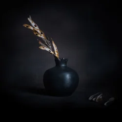 Mörkt botaniskt stilleben