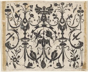 Tryck med svartbroderi och symmetriskt groteskt mönster, ca 1620.