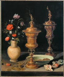 Stilleben med bägare, blommor och snäckor