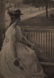 På verandan Julia Hall McCune, ca. 1897.