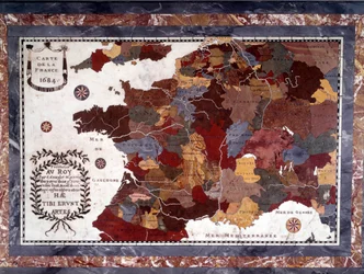 1600-talskarta över Frankrike med decoupage av olika regioner. Bord ebene Napoleon III som bär upp en mosaikskiva av hårda stenar, marmor och albatre som representerar Frankrike runt 1684, bordsskivan är en del av Marie-Antoinettes möbler på Grand Trianon.