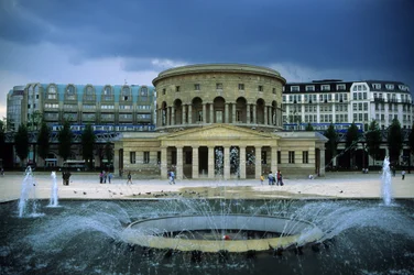 Arkitektur: Vy över Rotonde de la Villette (Ledoux-rotundan) (1784-1789), uppförd av arkitekten Claude Nicolas Ledoux (1736-1806). Paris, Place de Stalingrad.