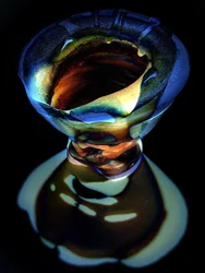 Färgglad abstrakt glasskulptur
