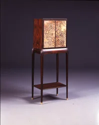 Smyckesskåp, ca 1925 (macassar ebenholts & bearbetat läder) (se även 422636)