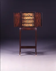 Smyckesskåp, ca 1925 (macassar ebenholts & bearbetat läder) (se även 422637)