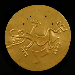 Pectoral skiva med krokodil, 300-1550 AD (hamrat och jagat guld)