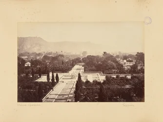 Jaipur; utsikt över palatsträdgårdarna och fortet från palatset
