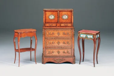 Viktorianskt tillfälligt bord (vänster) (tulpanved, kingwood, intarsia och parkett)