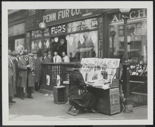 Den blinda nyhetsförsäljaren Fannie Lyons vid sin monter i sydöstra hörnet av 7th Avenue & 34th Street