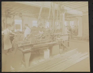 Dressler & Co. filmlaboratorium med män som arbetar