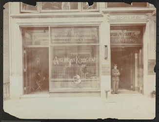 Första våningens fasad på 122-124 E. 25th Street, Camera Building, American Cinephone Company, American Kinograph Company och dörrvakt, New York