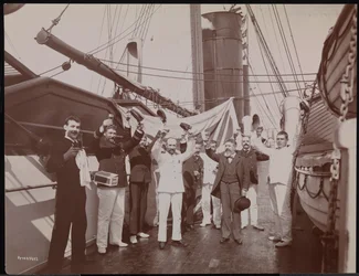 Officerer og besætning skåler med champagne og cigarer på dækket af S.S. "Umbria", ca. 1897 (s/h foto) sverige