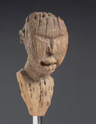 Fragment av en kongolesisk nkisi nkondi (trä)