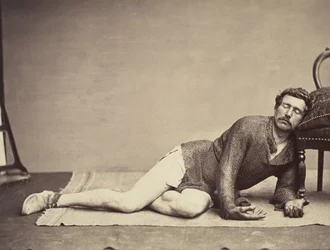 Man i ringbrynjetunika poserar som en döende soldat, ca. 1863.
