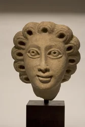 Manshuvud, 400-500-talet e.Kr. (kalksten)