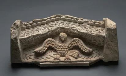 Pediment med en örn, 400-tal