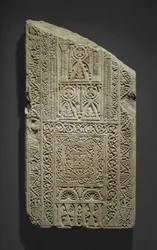 Fragmentär stela, möjligen hittad i Esna, 700-800-talet (kalksten med spår av gips)