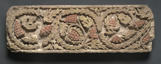 Fris med lövverk och vindruvor, 300-400-tal (kalksten)