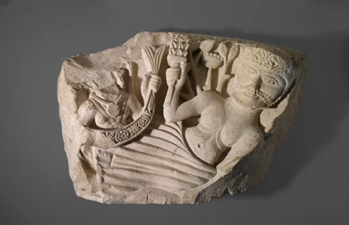 Del av en båge med Nilguden och jordgudinnan, möjligen från Herakleapolis Magna, 500-600-talet (kalksten med spår av färg).