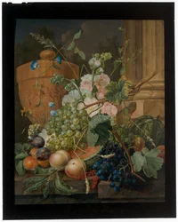 Ett stilleben av frukt och blommor med en terrakottaurna på en avsats