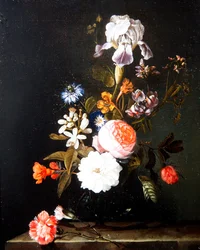 Ett stilleben av blommor i en vas vilande på en avsats (olja på panel)