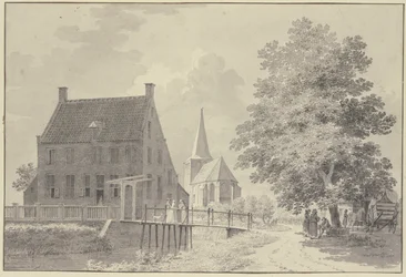 Hus med vallgrav och gångbro, kyrkan i bakgrunden, till höger ett träd under vilket en vagn och flera figurer står