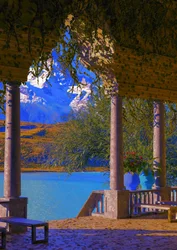 Pergola med utsikt över bergen och sjön