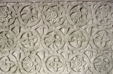 Detalj från en snidad skärm, 900-1000-talet (huggen sten)