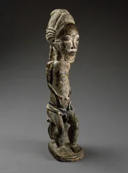 Nature Spirit (asie usu), Elfenbenskusten, sent 1800-tal (trä, offermaterial, bomullsdukar och pärlor)