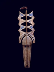 Nwenka-mask, 1900-talet (trä, pigment och metall)