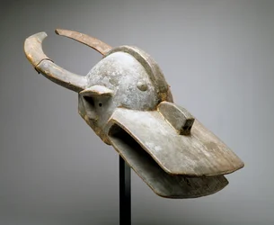 Hjälmmask för en buskko (Vara Society), västra Sudan, Afrika söder om Sahara, sent 1800-tal (trä, offermaterial, metall, spikar och djurhudar)