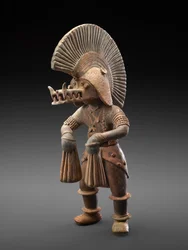 Dansare med krokodilhjälm, 300 BC-300 AD (lergods med spår av polykromt pigment)