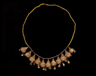 Pannband av en krona, sent 1800-tidigt 1900-tal (guld, korall och glaspärlor)
