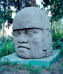 Pre-columbiansk civilisation: kolossalt Olmec-huvud. 10-700-talet f.Kr. Mexiko. Park Musee de La Vente
