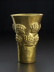 Bägare föreställande spondylus, det klarröda skalet av en blötdjur, 800-1350 AD (hamrat guld)
