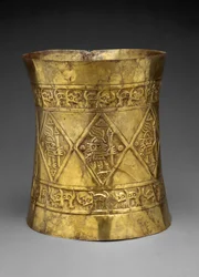 Krona föreställande linjaler eller gudar som håller ceremoniella stavar, 800-1350 AD (hamrat och jagat guld)