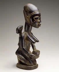 Mor och barnfigur, Nigeria, sent 1800-tal (trä och spår av indigo)