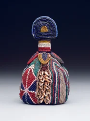 Symbol för det inre huvudet (ibori), sent 1800- till tidigt 1900-tal (glaspärlor, cowrie-skal och läder)