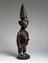 Tvillingfigur (ere ibeji), Ila-Orangun-regionen, Nigeria, sent 1800- eller tidigt 1900-tal (trä, glaspärlor och spår av tukula)
