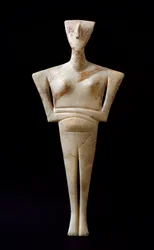 Kykladisk konst: ”Kvinnlig figur”, marmoridol från Syros. 3000 f.Kr. Kykladisk civilisation (-3200 till -2000). Mått: 46 cm. Aten, Nationella arkeologiska museet