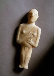 Kvindelig idol, skematisk figur, hvid marmor, 3200-2000 f.Kr.